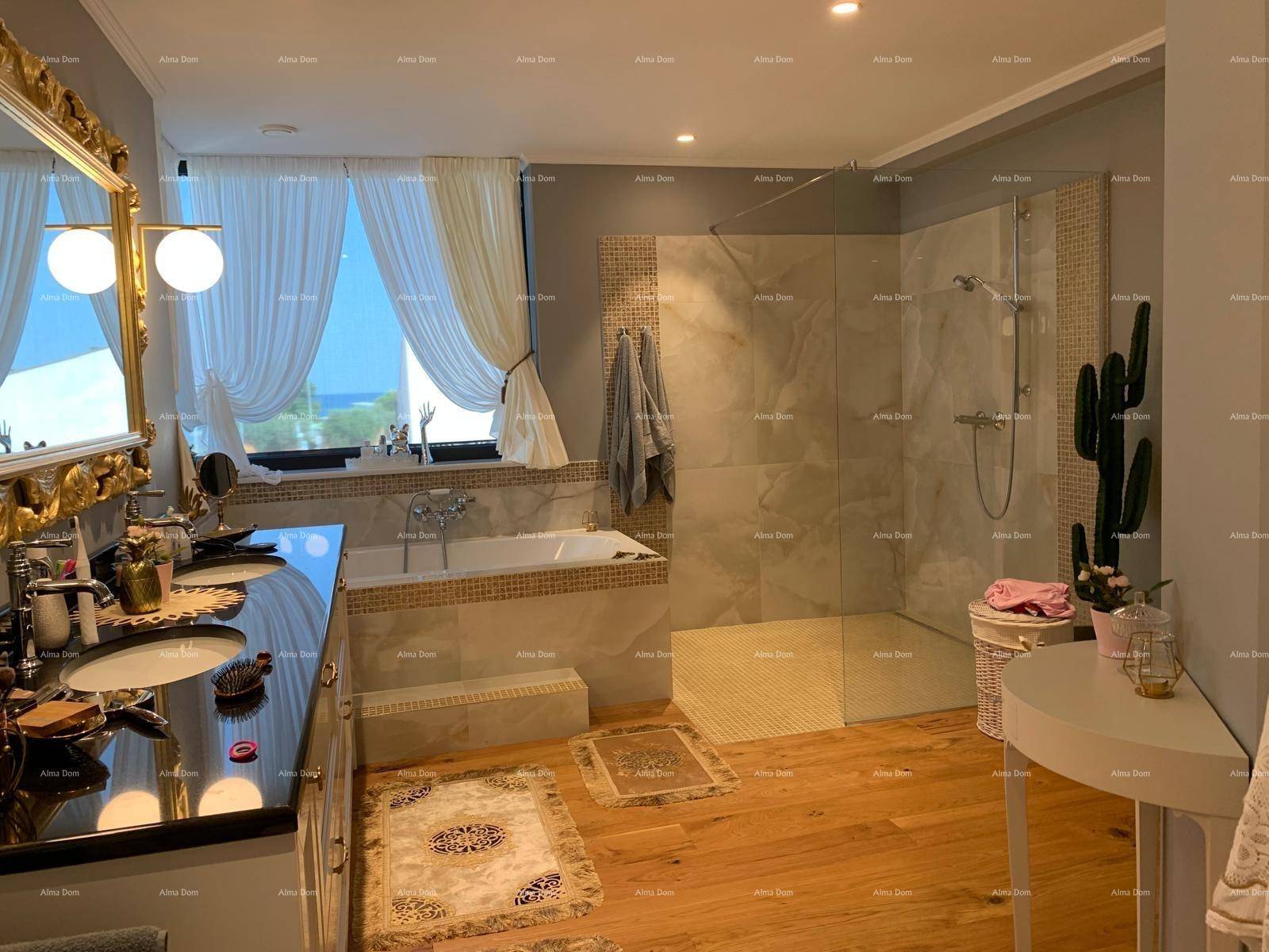 Geräumiges Badezimmer mit begehbarer Dusche, Badewanne und großem Doppelwaschbecken.
