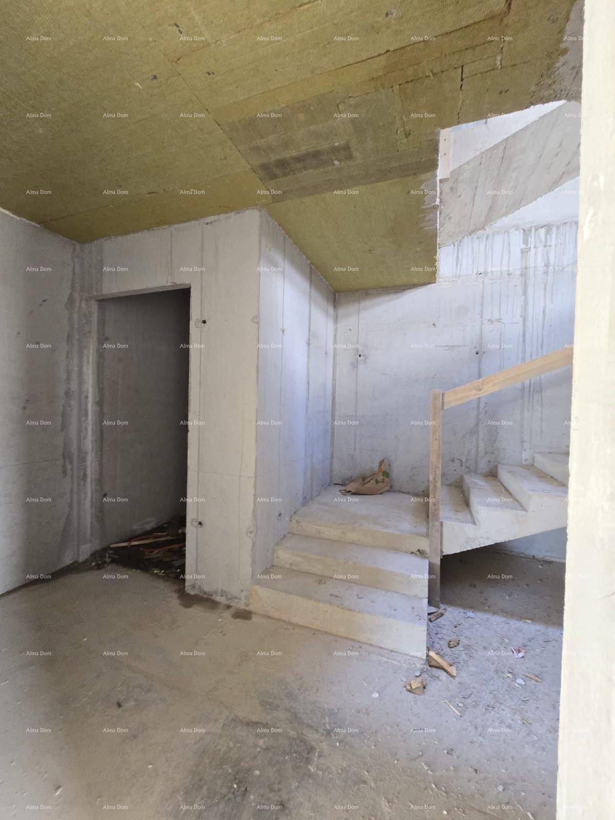 Unfertiger Treppenaufgang in einem Rohbau mit Betonwänden und einem provisorischen Holzgeländer.