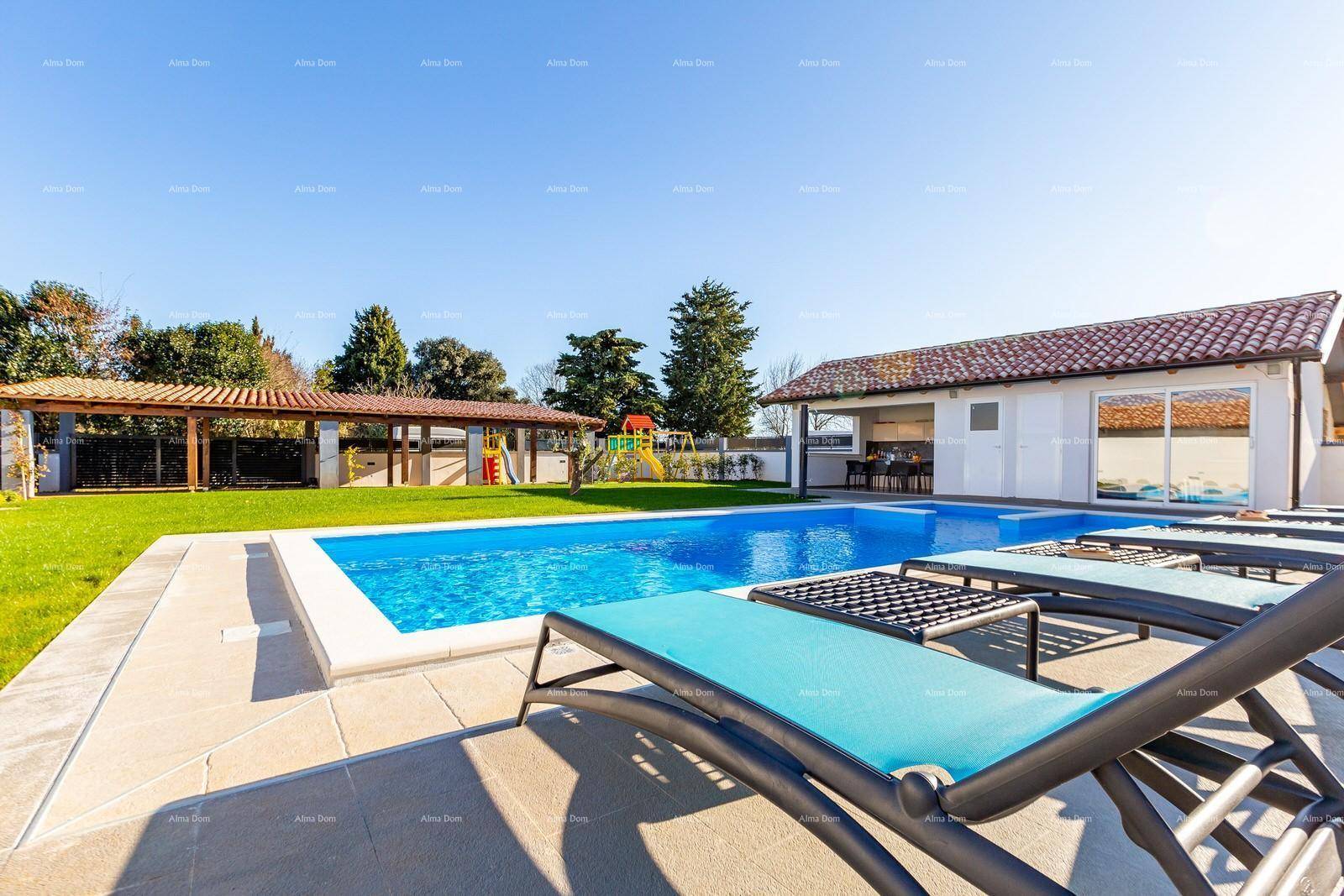 Entspannender Poolbereich mit bequemen Liegestühlen und Blick auf den Garten und Spielplatz.