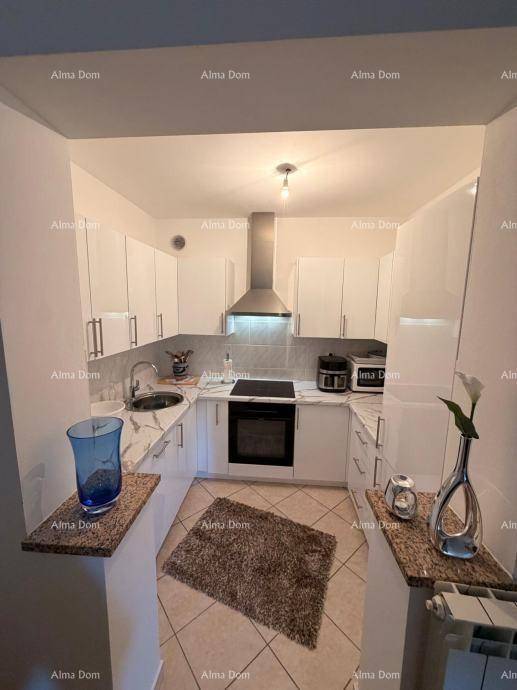 Moderne Küche mit weißen Hochglanzschränken, integriertem Backofen und Fliesenboden.