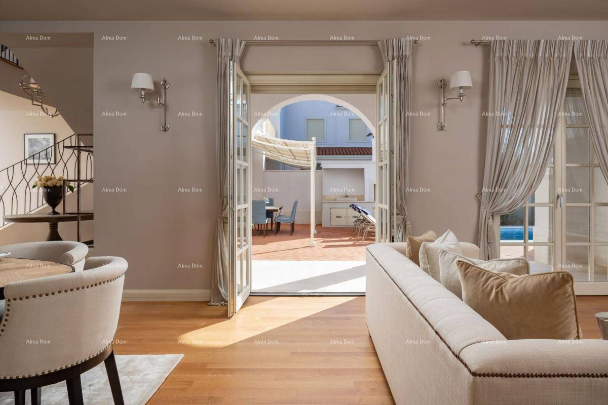 Gemütliches Wohnzimmer mit Zugang zu einer Außenterrasse und Blick auf den Poolbereich.