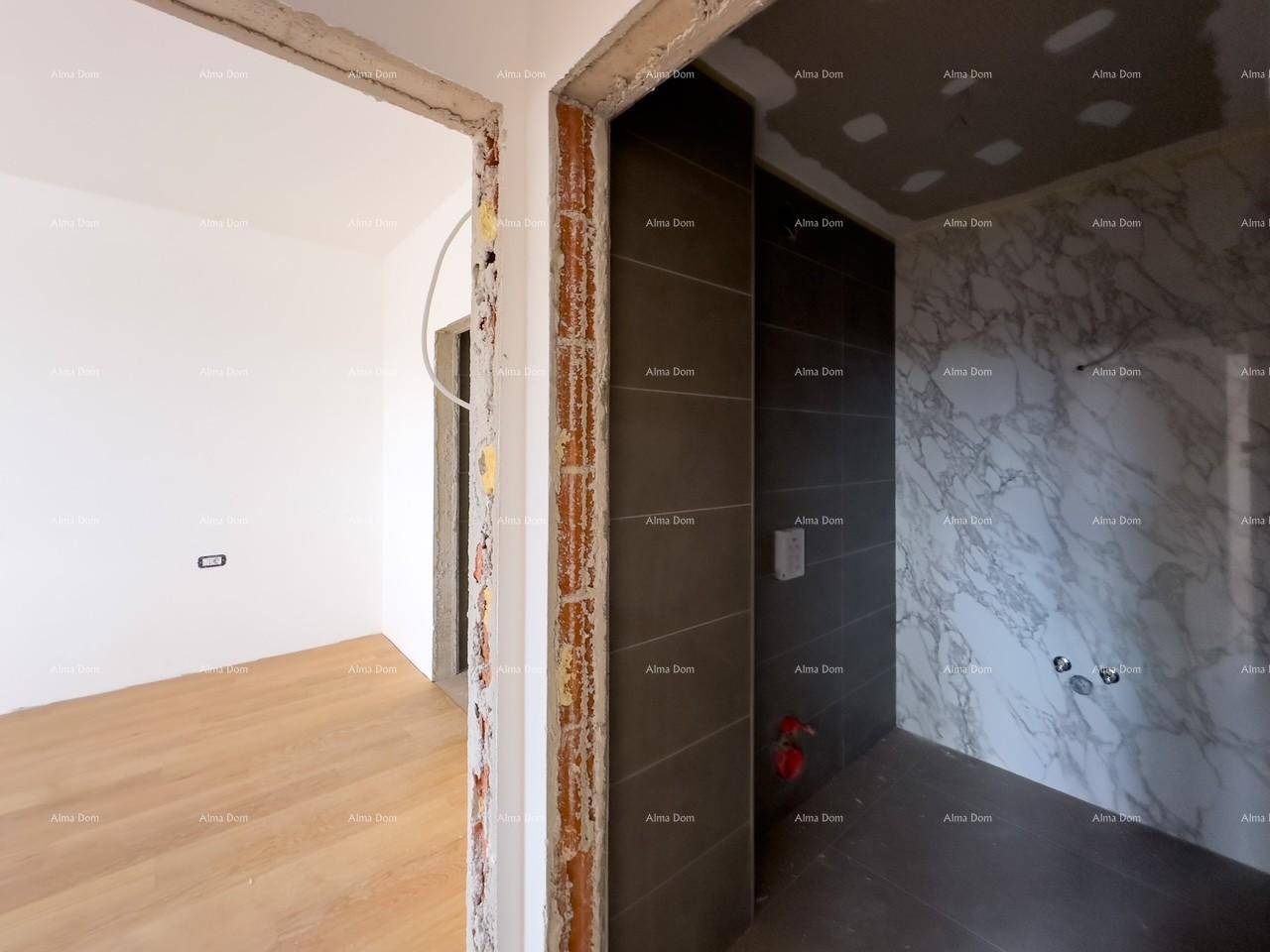 Badezimmer im Rohbau mit modernen Fliesen und vorbereiteten Anschlüssen.