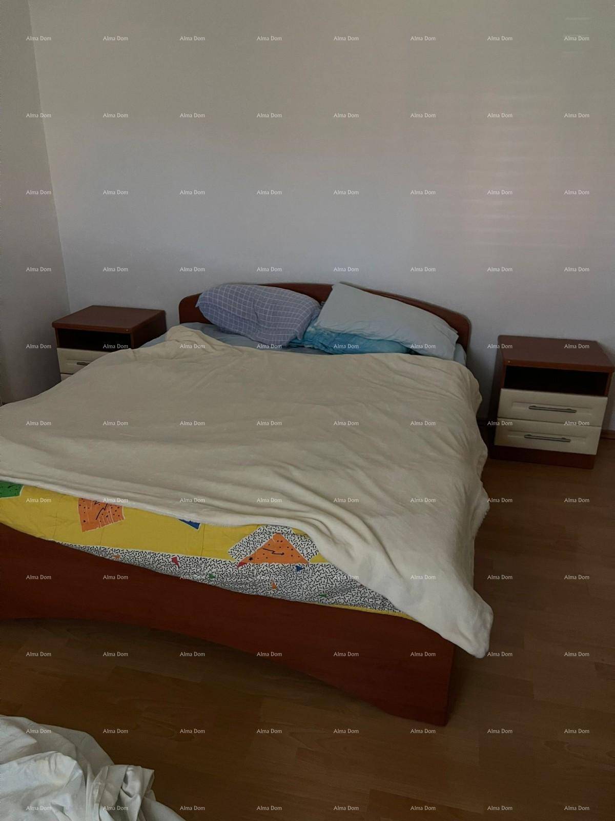 Schlafzimmer mit Doppelbett, zwei Nachttischen und hellem Holzfußboden, bereit zur persönlichen Gestaltung.