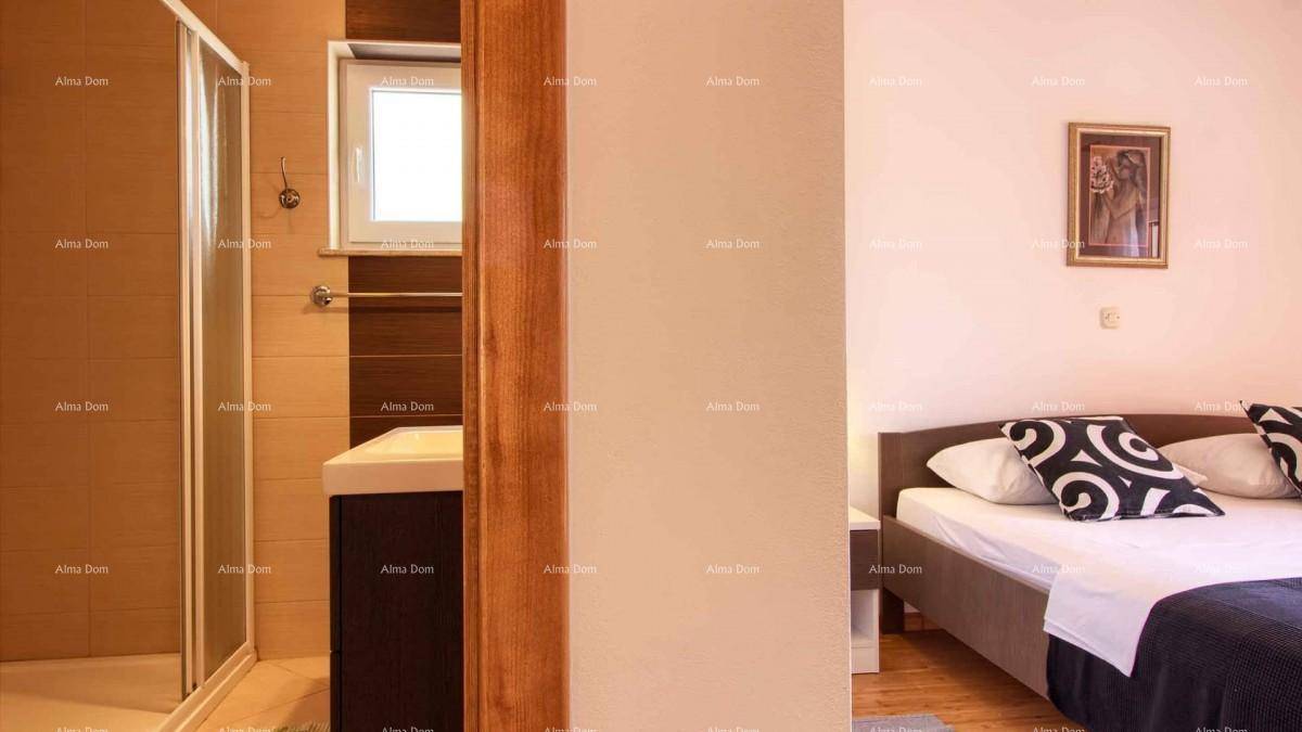Schlafzimmer mit angrenzendem Badezimmer, ausgestattet mit einer Duschkabine.