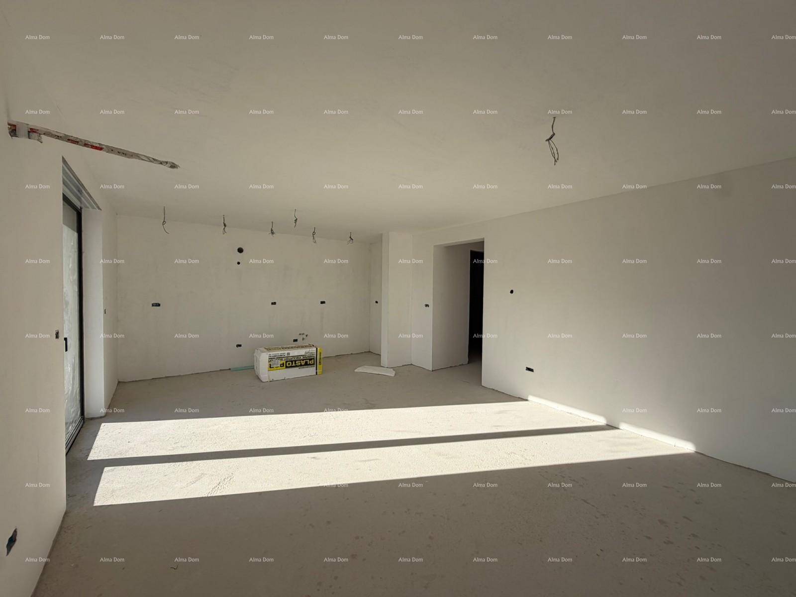 Großer, unfertiger Raum mit viel Tageslicht und Sonnenstrahlen auf dem Boden.