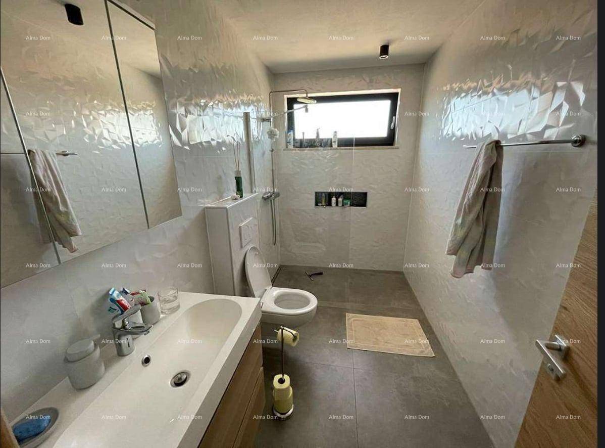 Modernes Badezimmer mit weißen Fliesen, großem Waschbecken und Duschbereich.