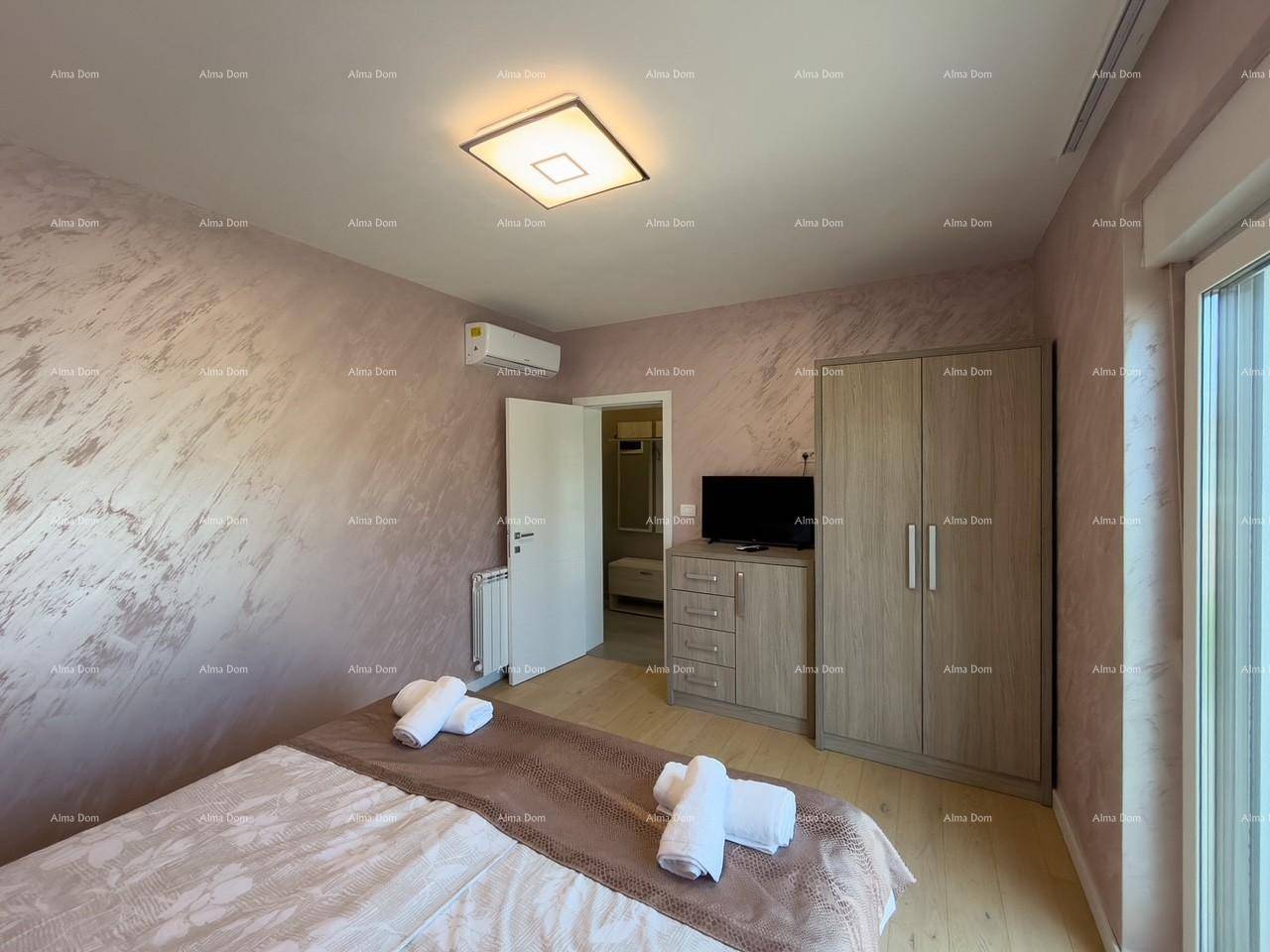 Helles Schlafzimmer mit Holzboden, Klimaanlage und modernen Möbeln.