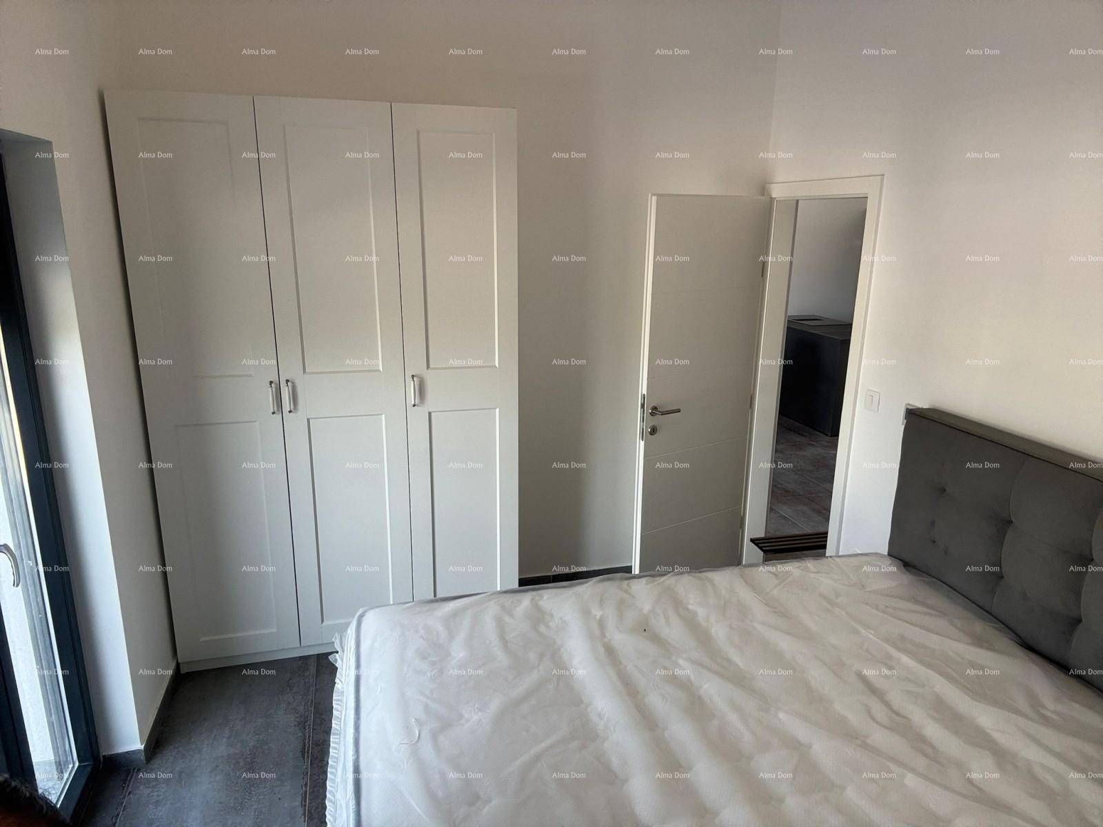Schlafzimmer mit großem Kleiderschrank, Doppelbett und Zugang zu einem Außenbereich.