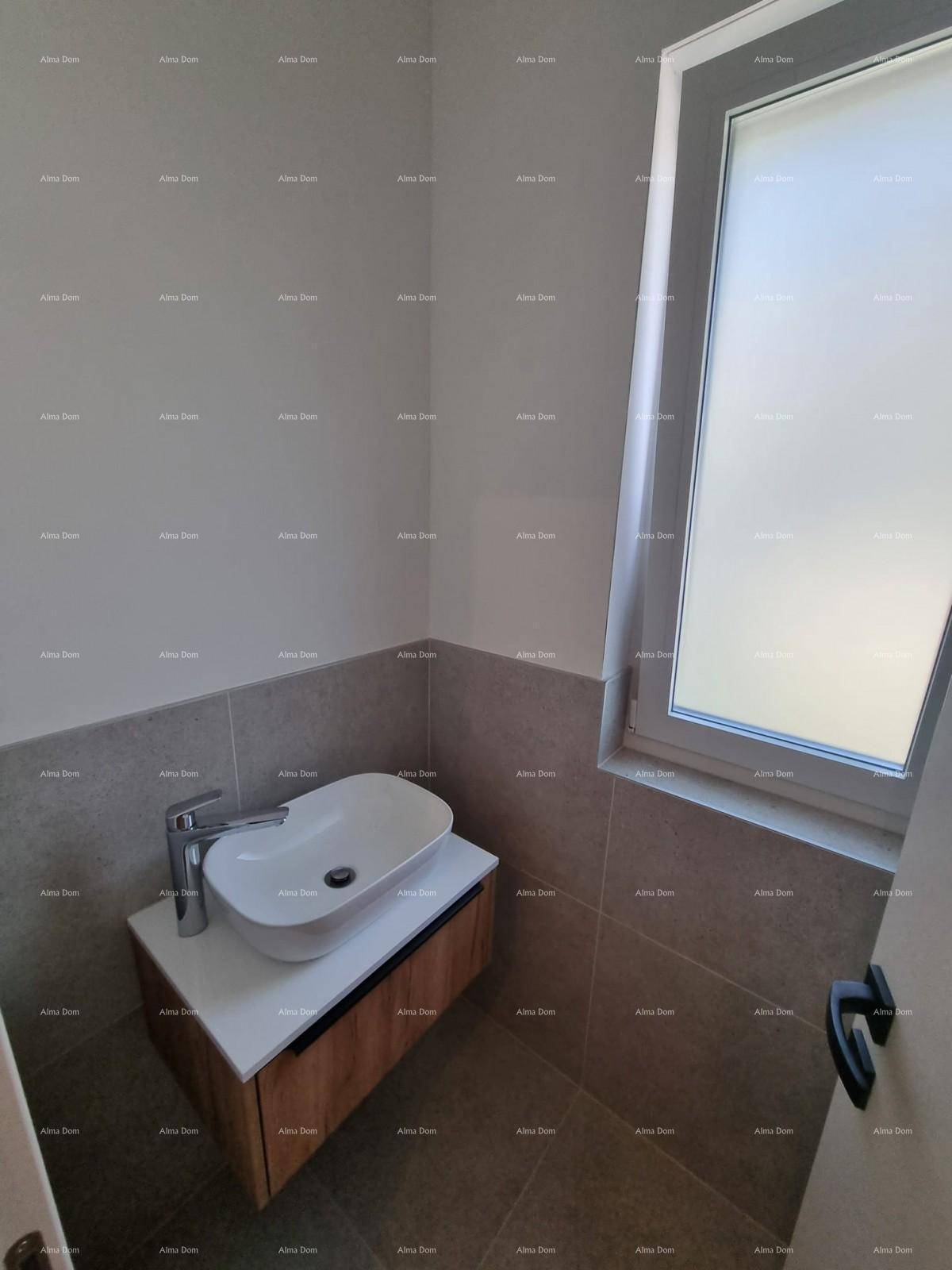 Modernes Gäste-WC mit Einzelwaschbecken, Wand-WC und Fenster.