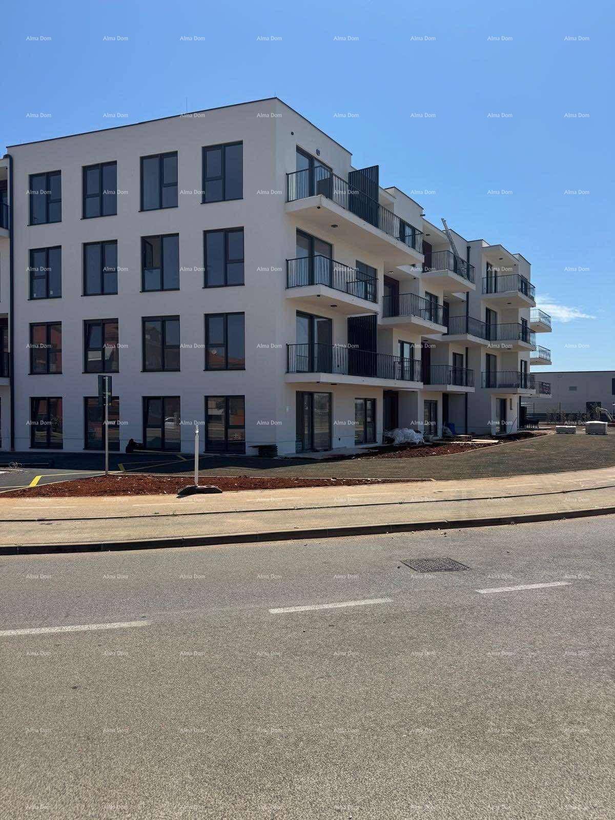 Seitenansicht eines modernen Apartmentgebäudes mit Balkonen und großen Fenstern.