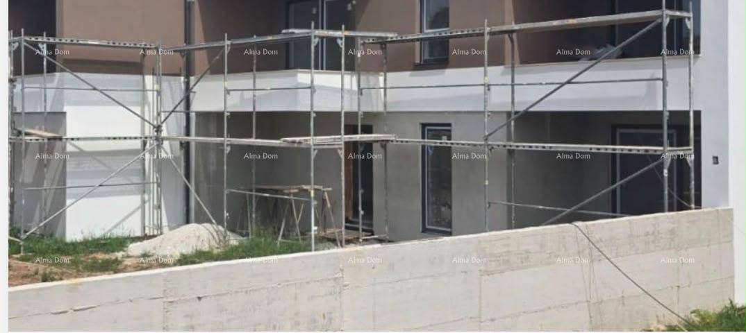 Neubau in der Bauphase mit Gerüst und unfertiger Fassade, bereit für den weiteren Ausbau.