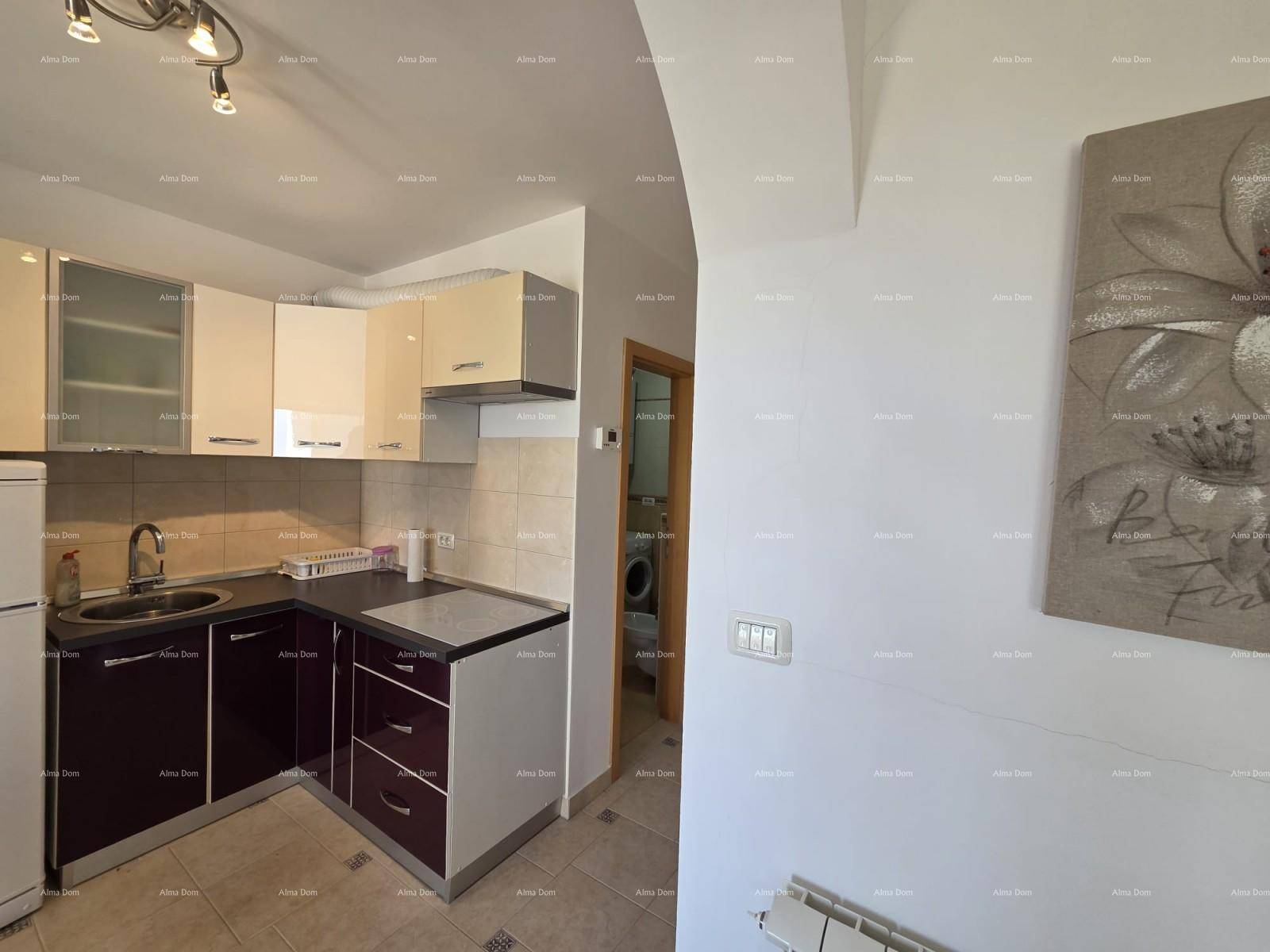 Moderne Küche mit beigen und dunkelroten Schränken, Spüle und Fliesenboden.