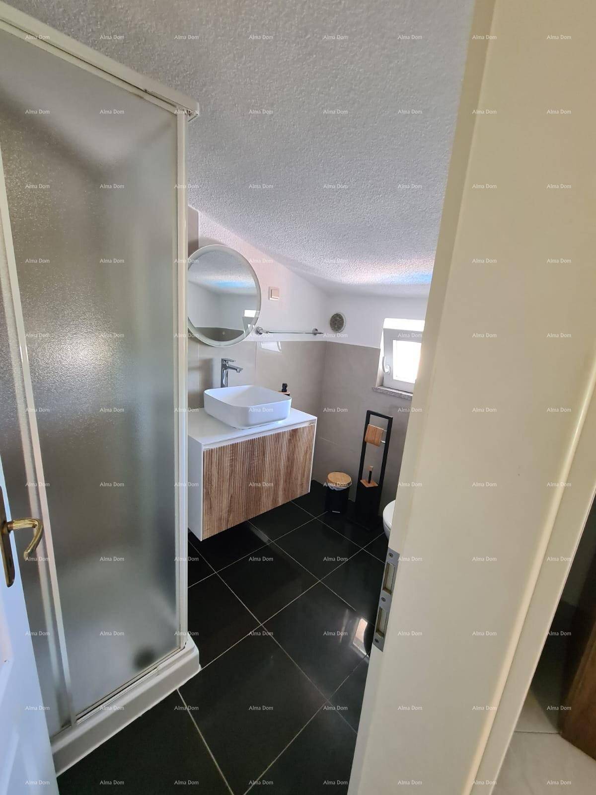 Modernes Badezimmer mit Duschkabine, Waschbecken und Fenster für Belüftung.