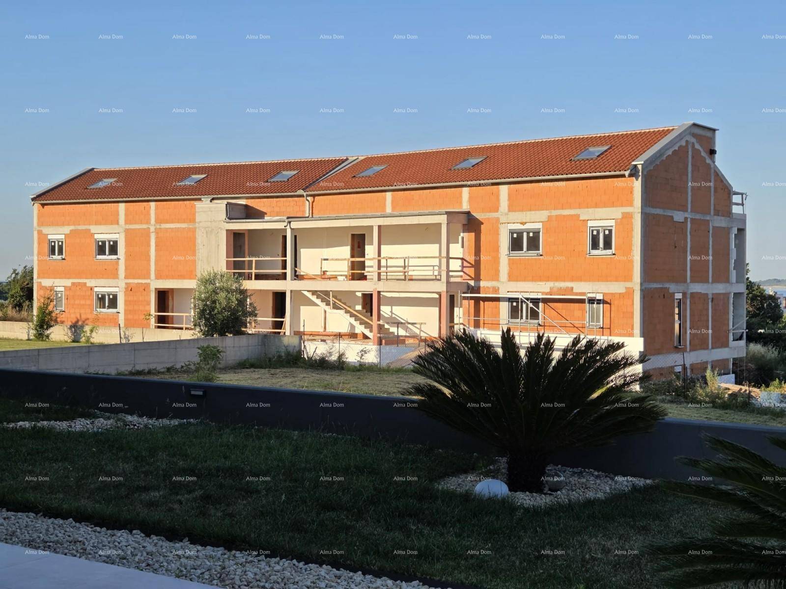 Gebäude im Rohbau mit sichtbaren Ziegelwänden und Dachziegeln in ländlicher Umgebung.