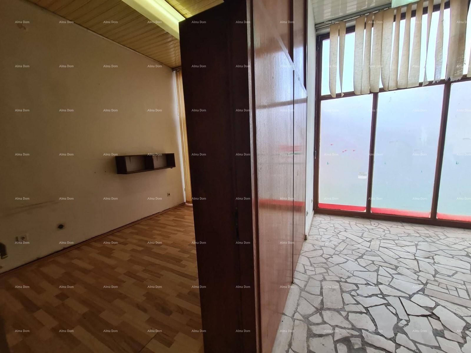Raum mit geteiltem Bodenbelag, einer Seite mit Holzboden und der anderen mit Mosaikfliesen.