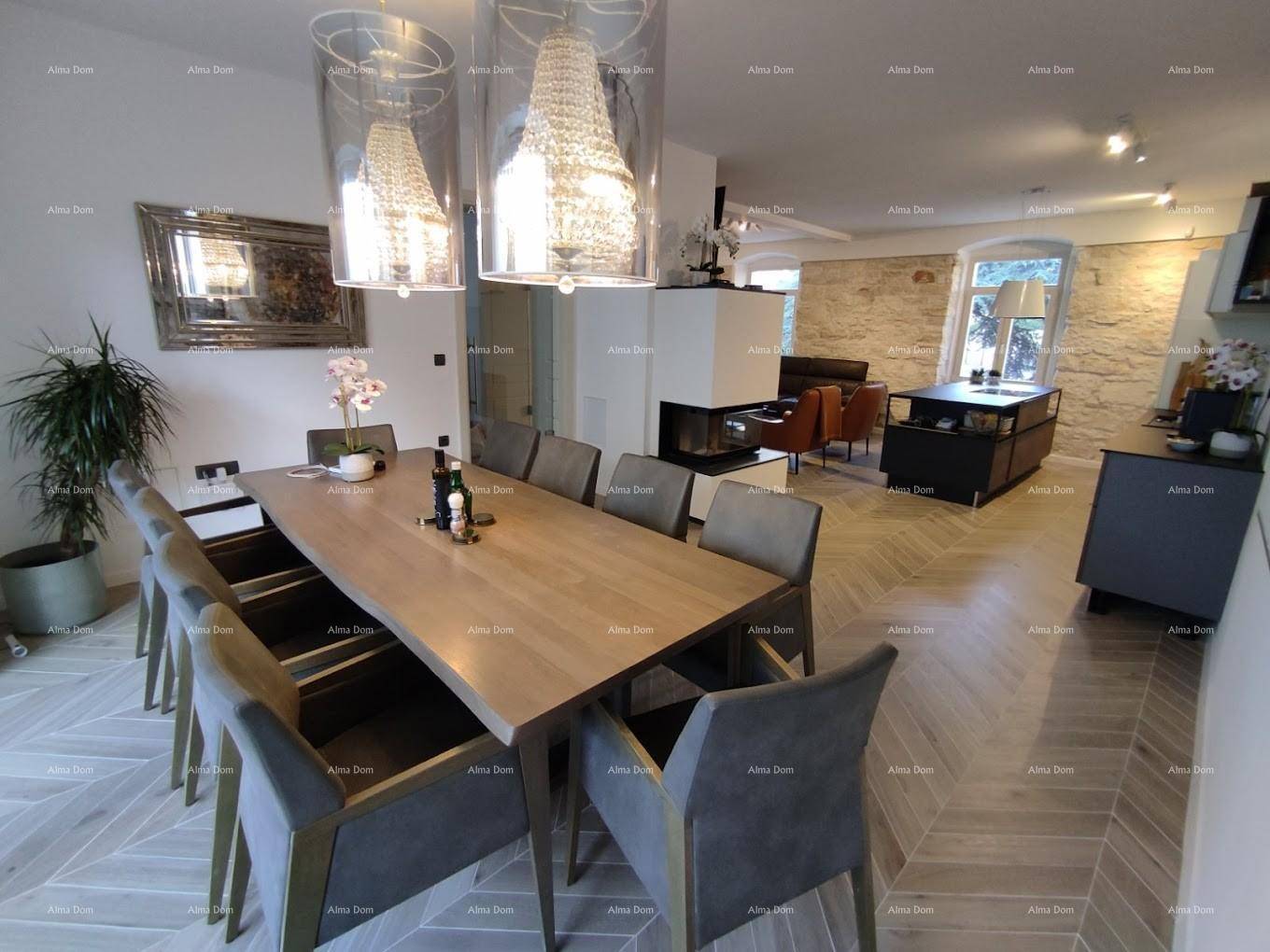 Eleganter Essbereich mit großem Holztisch, modernen Stühlen und stilvollen Kronleuchtern.