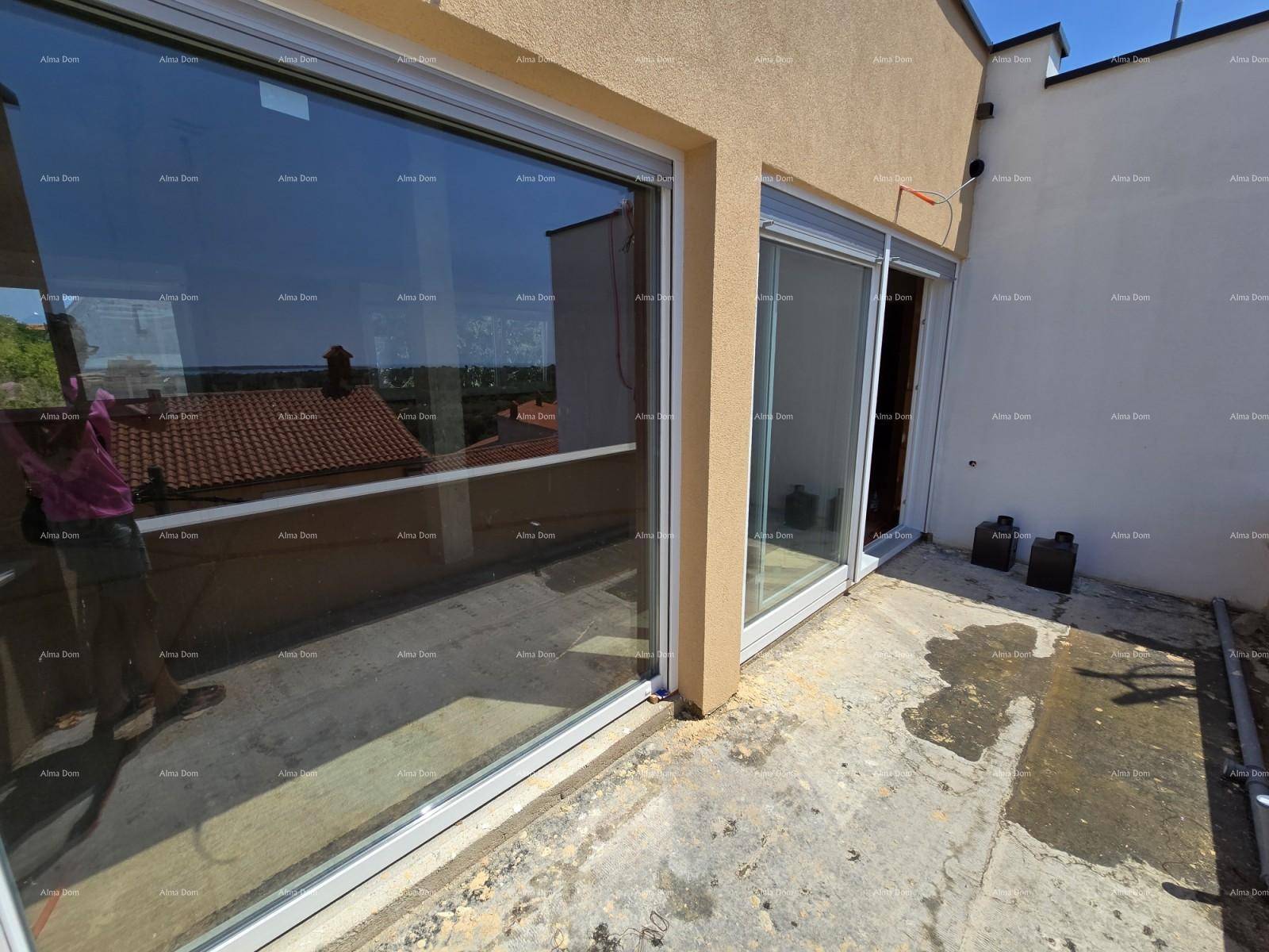 Große Glasschiebetüren führen auf eine noch unfertige Terrasse mit Blick auf die Umgebung.