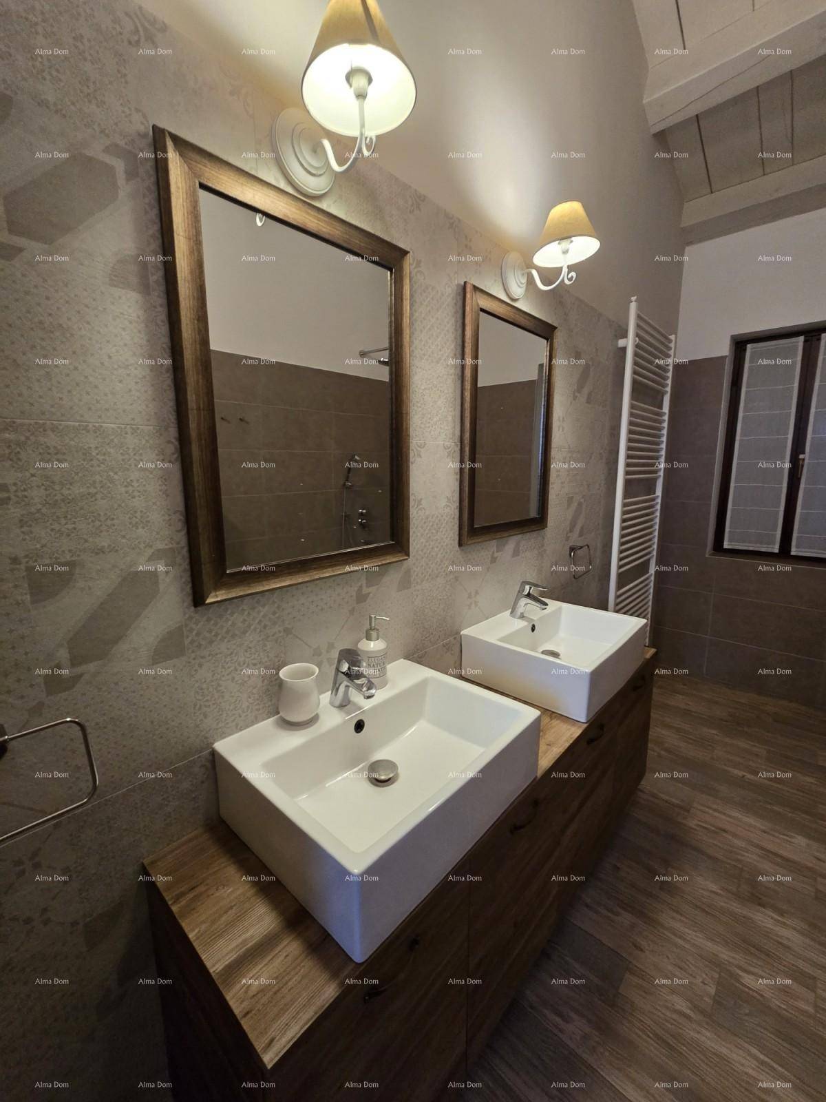 Stilvolles Badezimmer mit Einzelwaschbecken, Holzmöbeln und zwei Spiegeln für mehr Komfort.