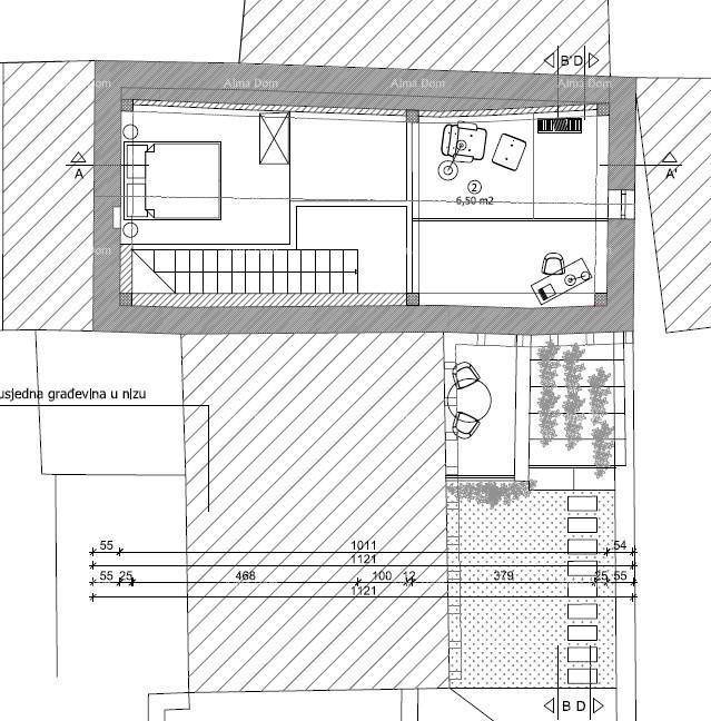 Grundriss des Dachgeschosses mit Schlafzimmer, weiterem Raum und Außenterrasse mit Pergola unter dem Dach.