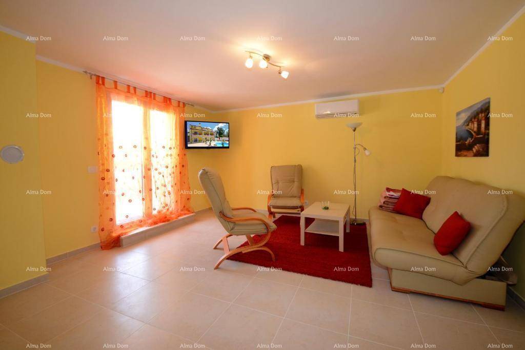 Gemütliches Wohnzimmer mit gelben Wänden, Sofa und Fernseher.