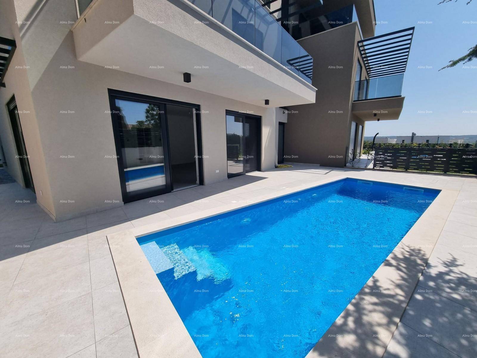 Außenbereich mit rechteckigem Pool, gefliester Terrasse und moderner Architektur.