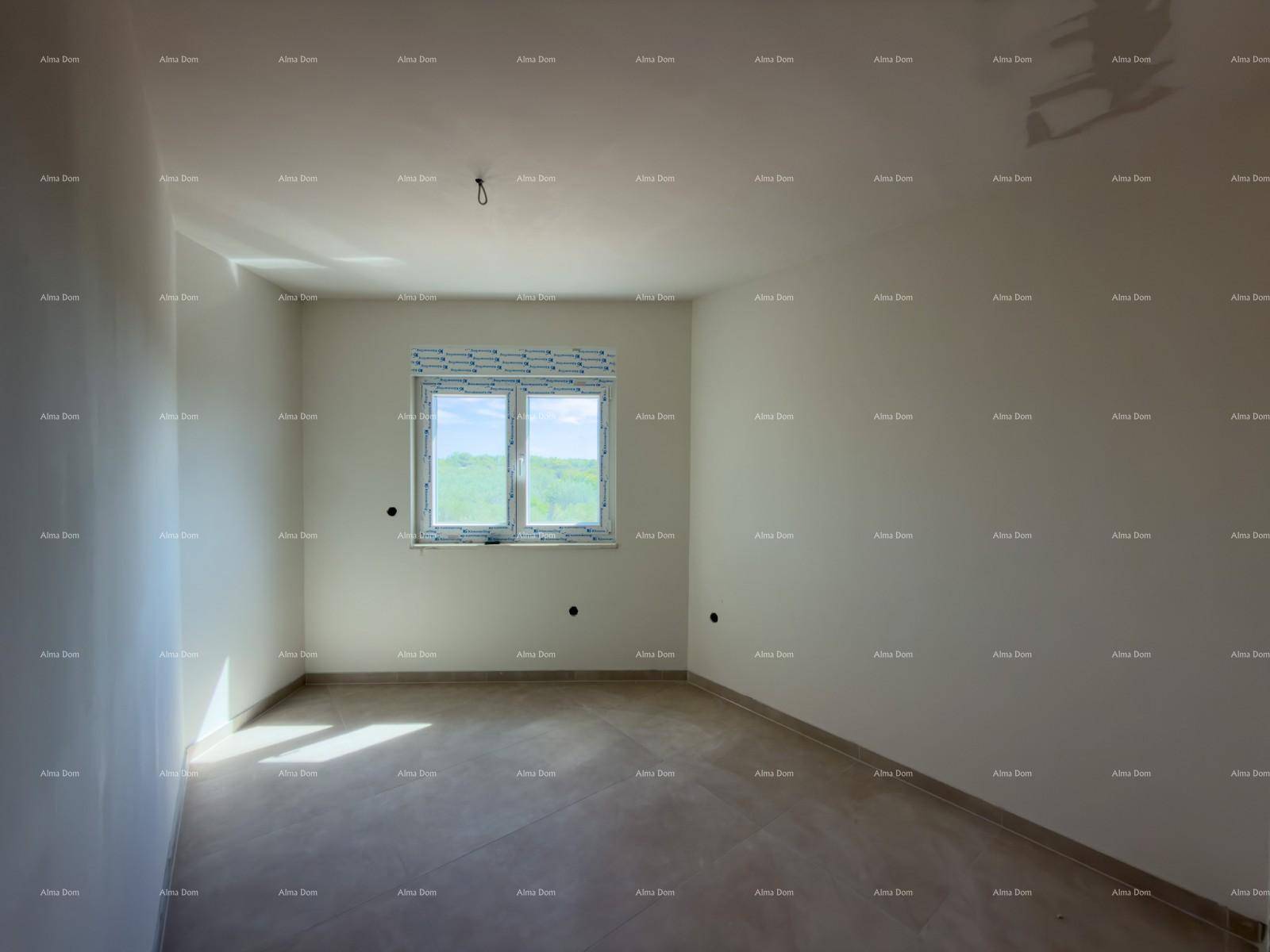 Unfertiges Schlafzimmer mit großem Fenster und viel Tageslicht, bereit für den Ausbau.