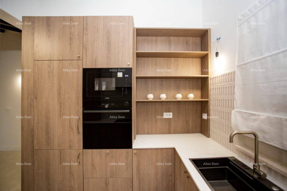 Moderne Holzküche mit integriertem Backofen und Mikrowelle sowie offenen Regalen.