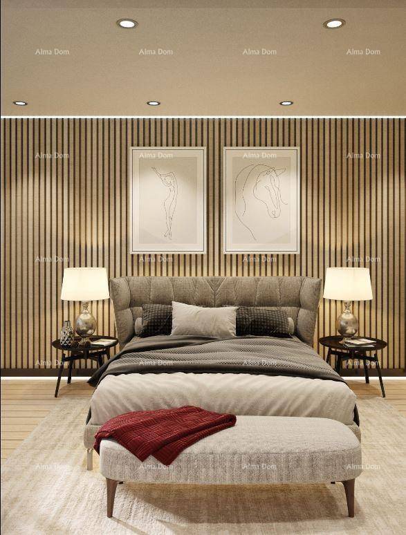 Elegantes Schlafzimmer mit gepolstertem Bett, Holzwandverkleidung und moderner Dekoration.