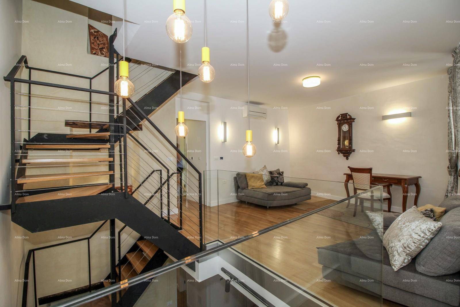 Geräumiges Wohnzimmer mit moderner Treppe, Holzboden und gemütlichen Sitzgelegenheiten.