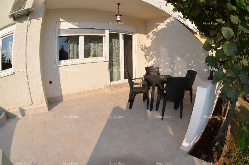 Überdachte Terrasse mit Outdoor-Möbeln, Fliesenboden und Zugang zum Innenbereich.