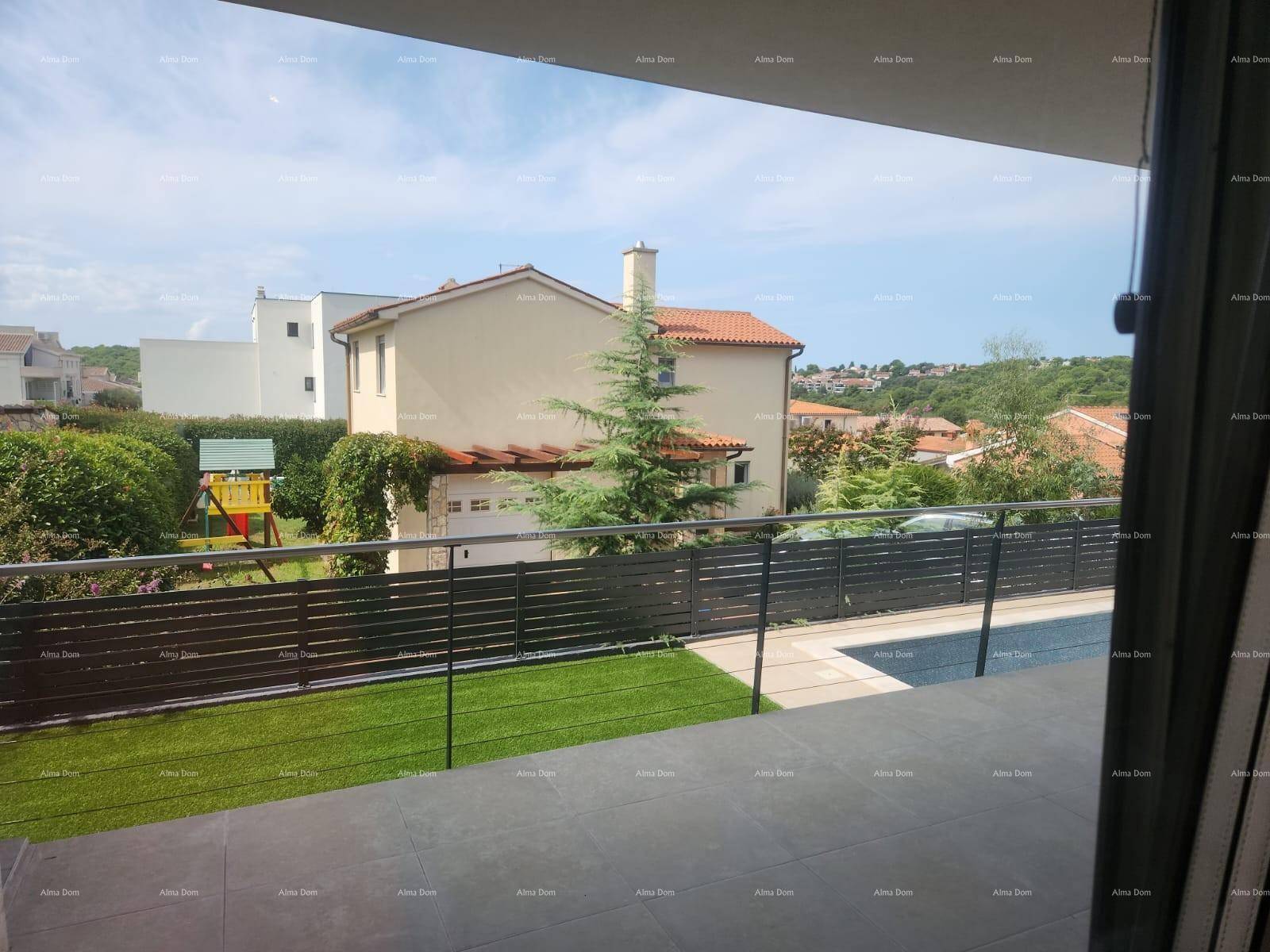 Innenraum mit großen Fenstern und Blick auf den Garten, den Poolbereich und die umliegende Natur.