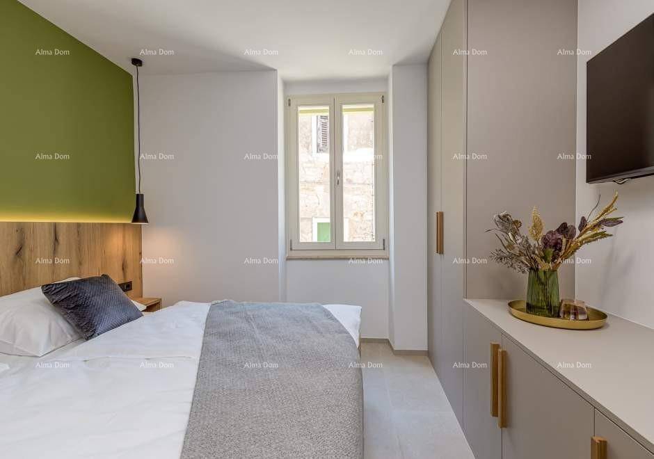 Modernes Schlafzimmer mit Doppelbett, Einbauschränken und Fenster mit Blick nach draußen.