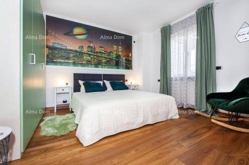 Helles Schlafzimmer mit Holzboden, großem Wandbild und grünen Akzenten.