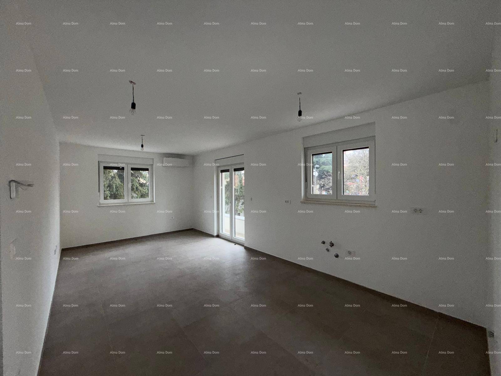 Großes, helles Zimmer mit Fliesenboden, zwei Fenstern und Balkonzugang, vielseitig nutzbar.