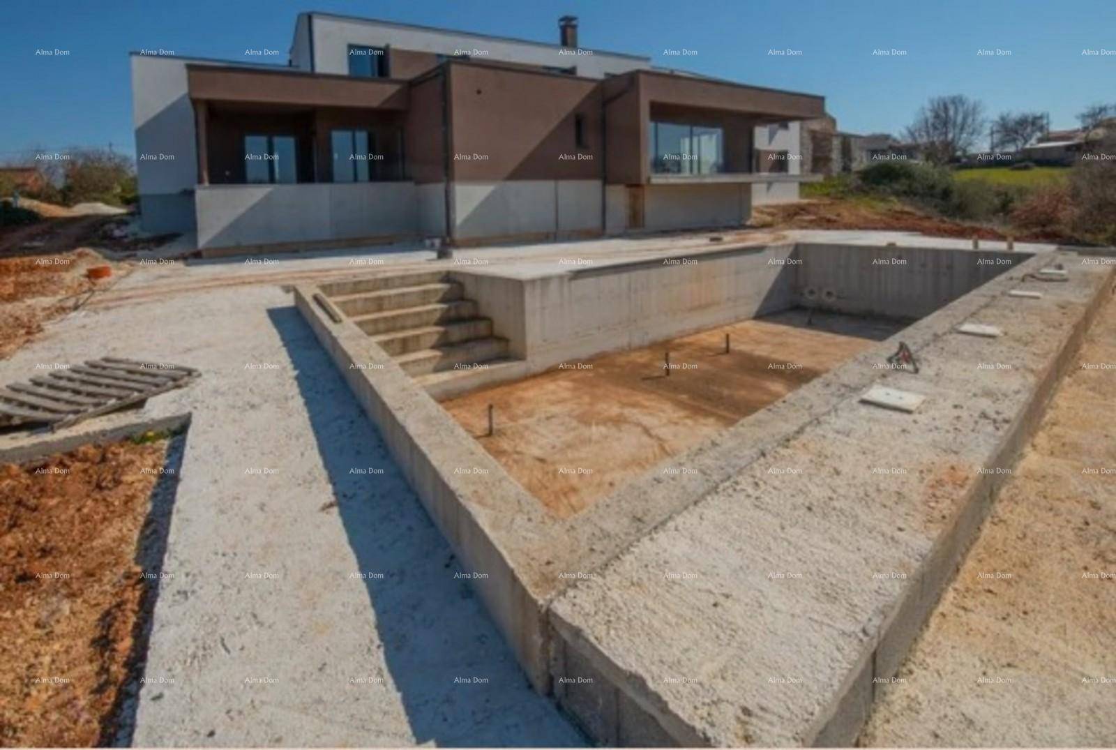 Ansicht des modernen Hauses und des im Bau befindlichen Pools mit Betonstruktur und Treppen.