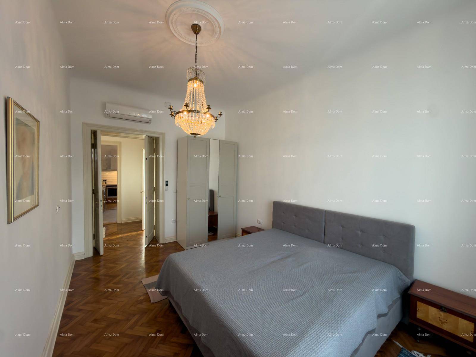 Schlafzimmer mit Doppelbett, Klimaanlage und einem kleinen Kleiderschrank neben der Tür.
