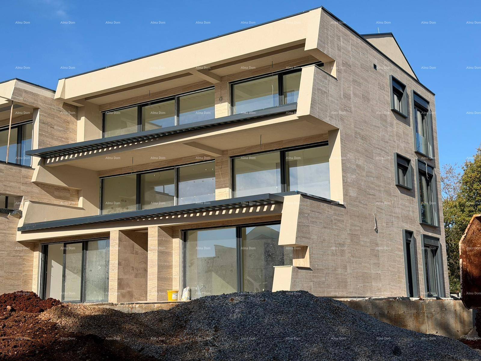 Seitenansicht eines modernen Gebäudes im Bau mit mehreren Balkonen und Steinfassade.