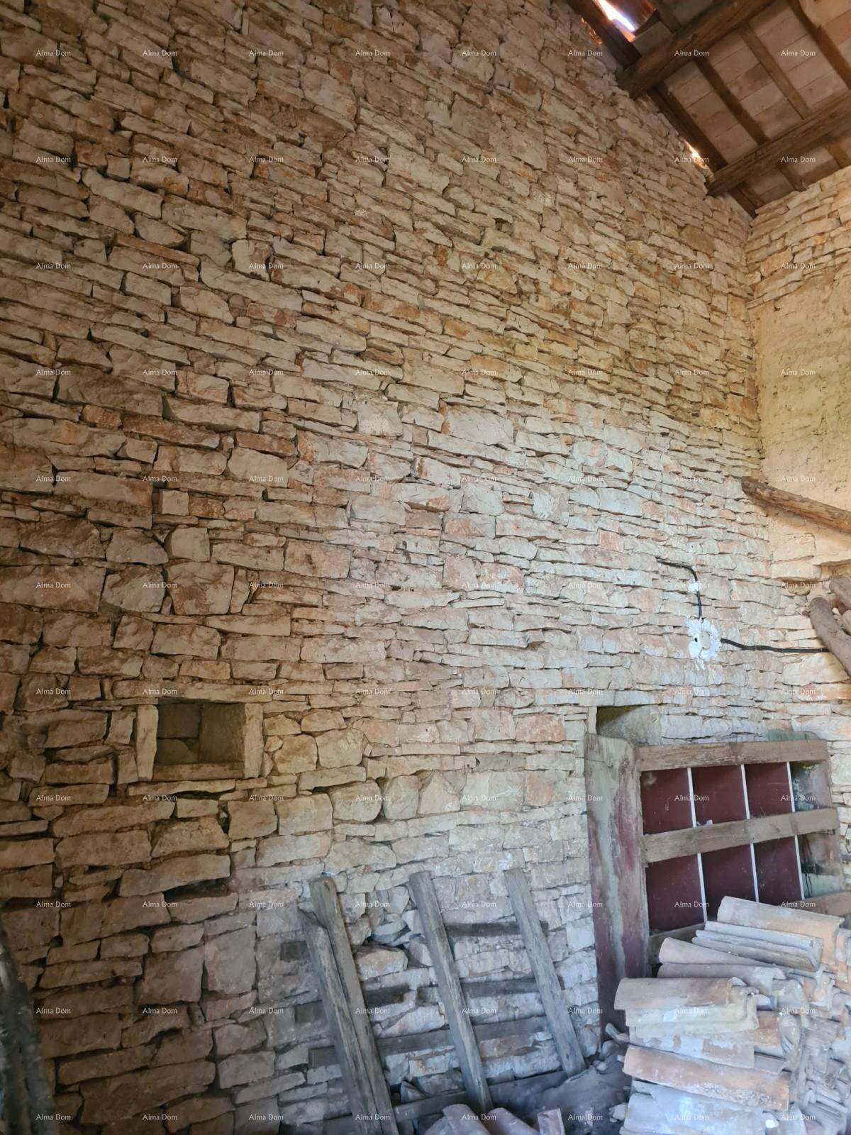 Hohe Steinwände mit kleinen Öffnungen und Holzbalken in einem unfertigen Innenraum.