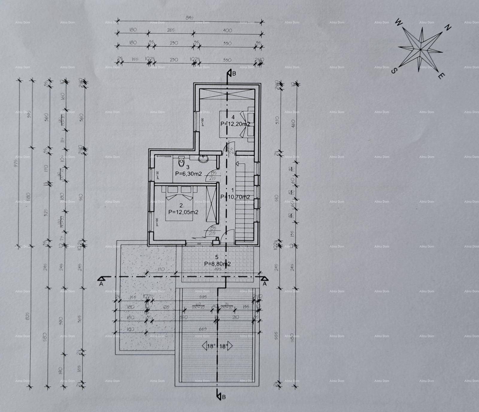 Technischer Grundriss des Obergeschosses mit drei Schlafzimmern und einem Badezimmer, inklusive Maßangaben.