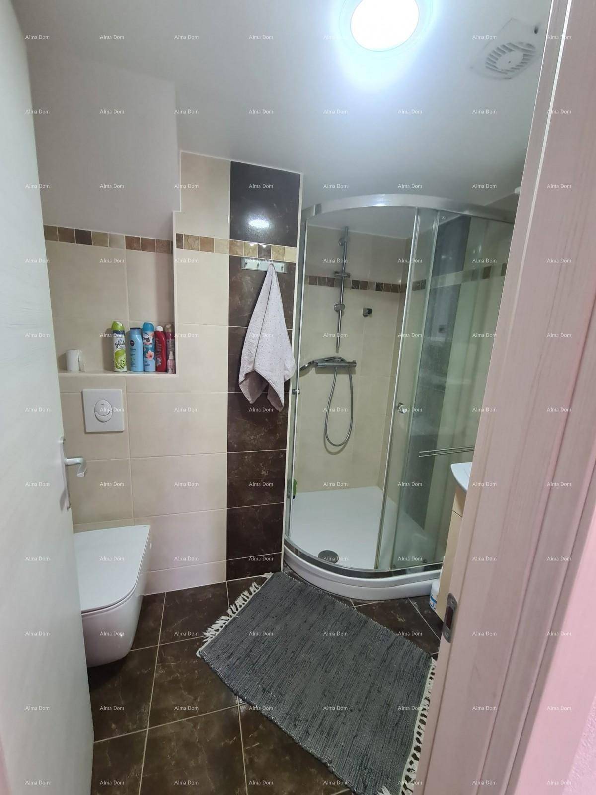 Komplettes Badezimmer mit Waschtisch, Toilette und Duschkabine, alles in gutem Zustand.