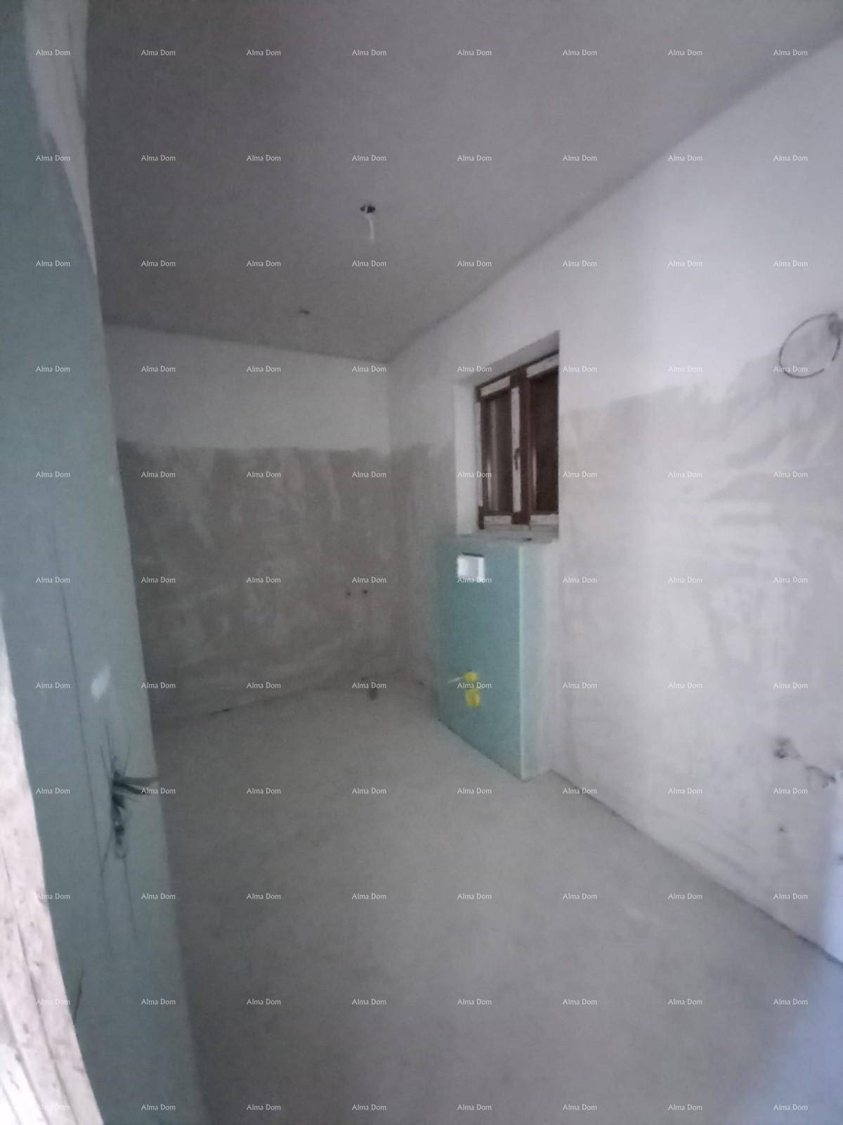 Kompakter Raum im Rohbau mit Fenster und Wandinstallationen.