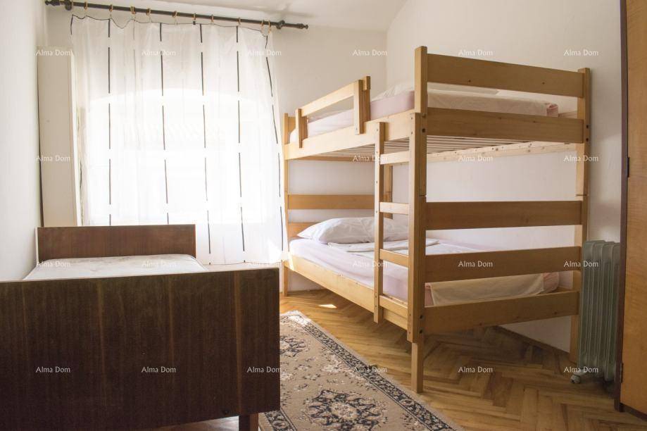 Schlafzimmer mit Etagenbett, Einzelbett und Holzboden.