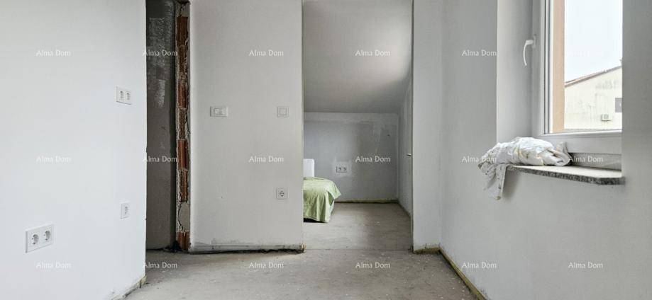 Unfertiger Flurbereich mit Blick in ein Zimmer mit Bett und Dachschräge, bereit für den Innenausbau.