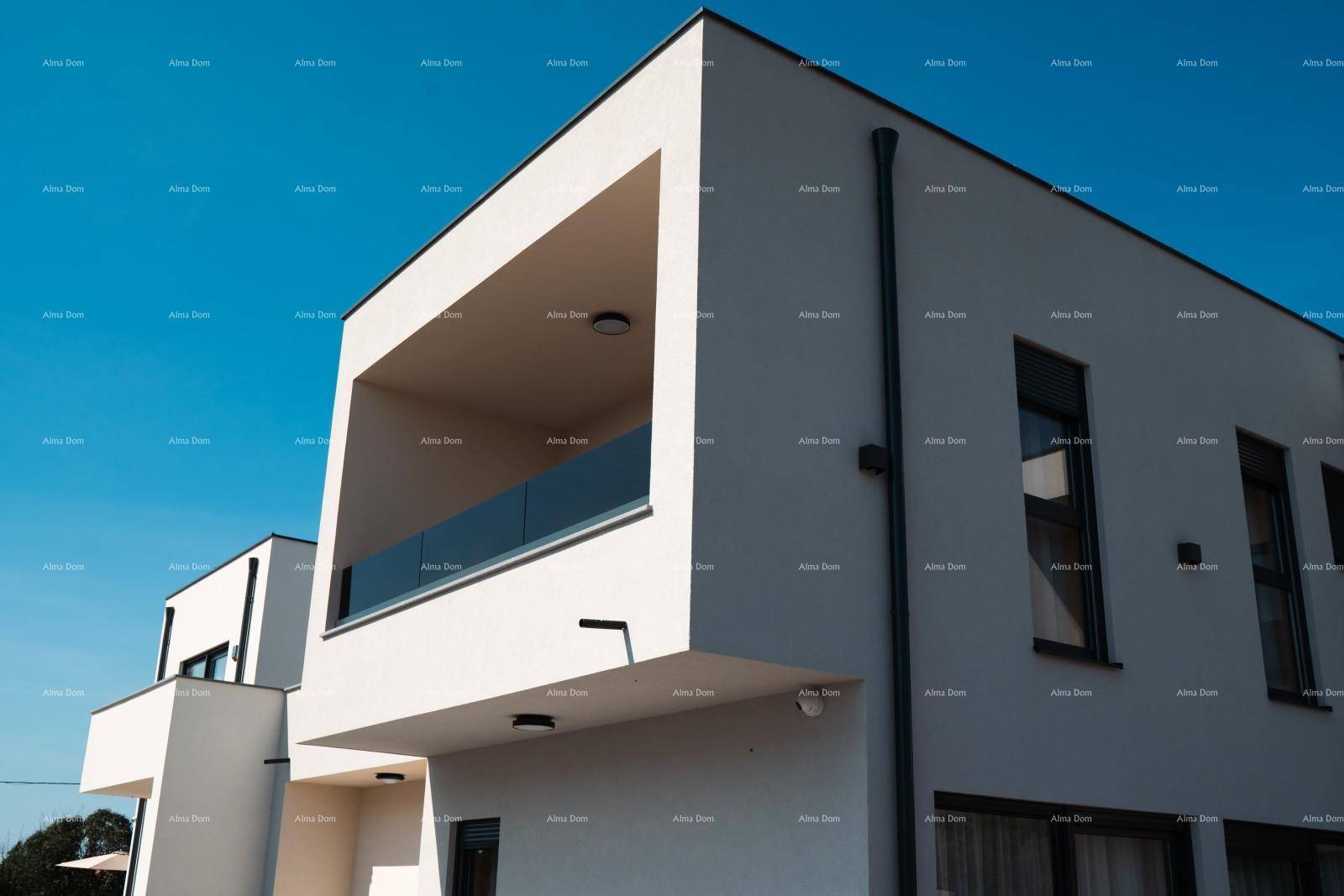 Moderne Architektur mit klaren Linien und einer überdachten Loggia im Obergeschoss.