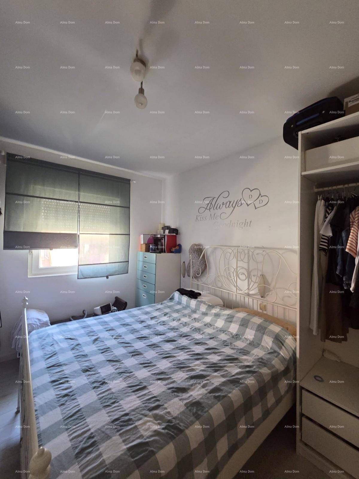 Gemütliches Schlafzimmer mit Doppelbett, Kleiderschrank und Fenster mit Rollos.