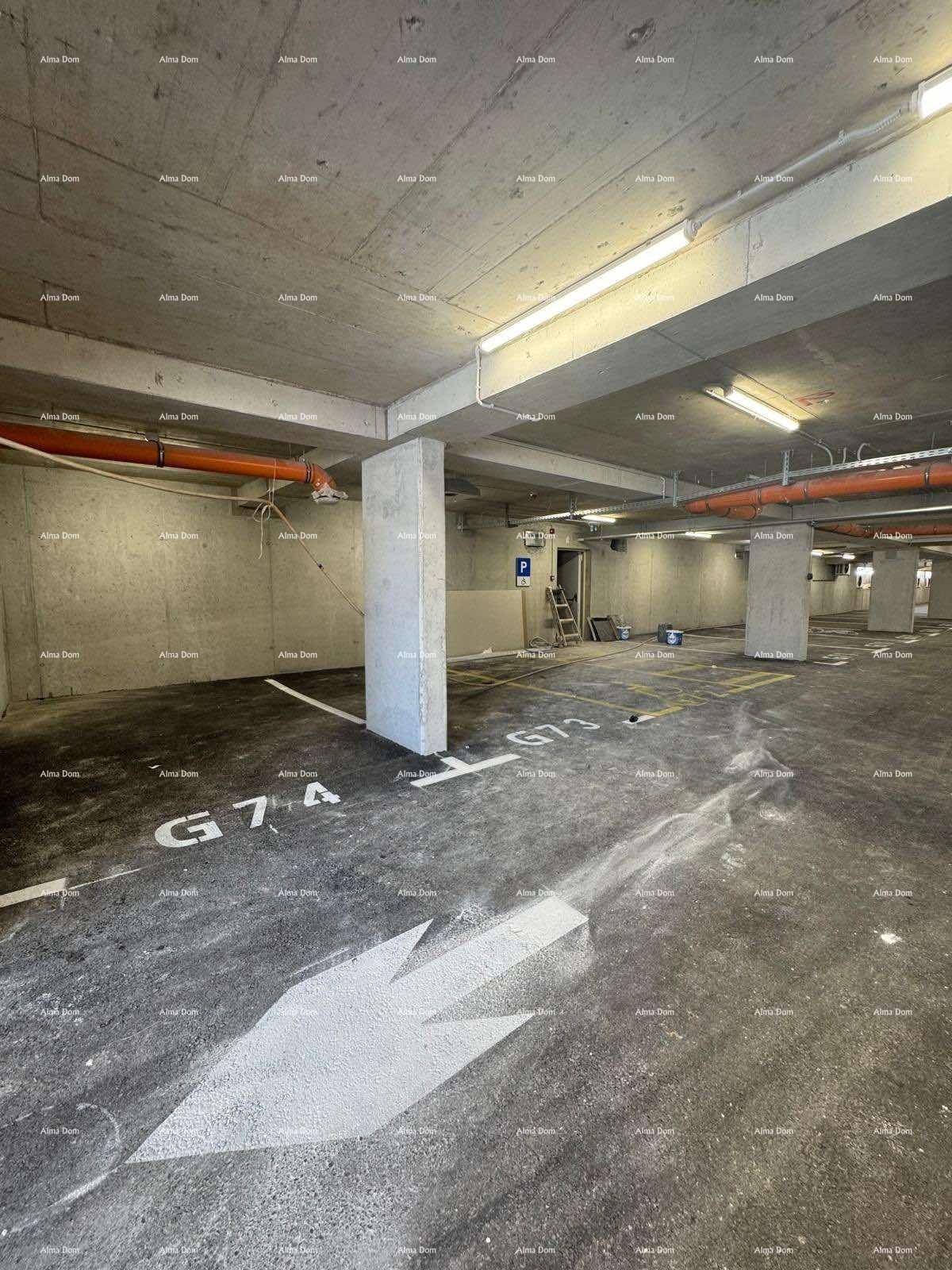 Geräumige Tiefgarage mit Betonpfeilern und Parkplatzmarkierungen.