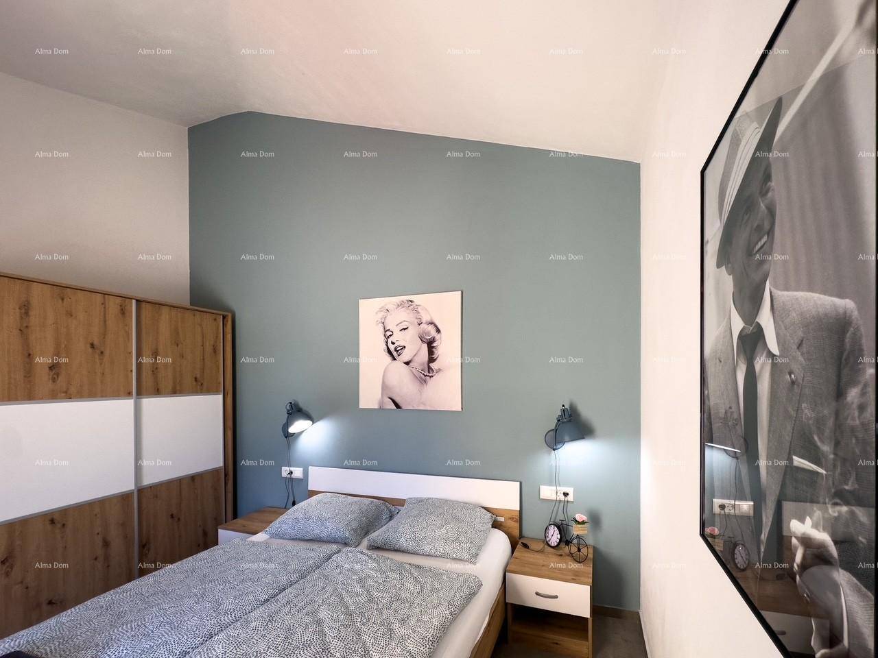 Stilvolles Schlafzimmer mit Doppelbett, blauer Akzentwand und dekorativer Kunst.