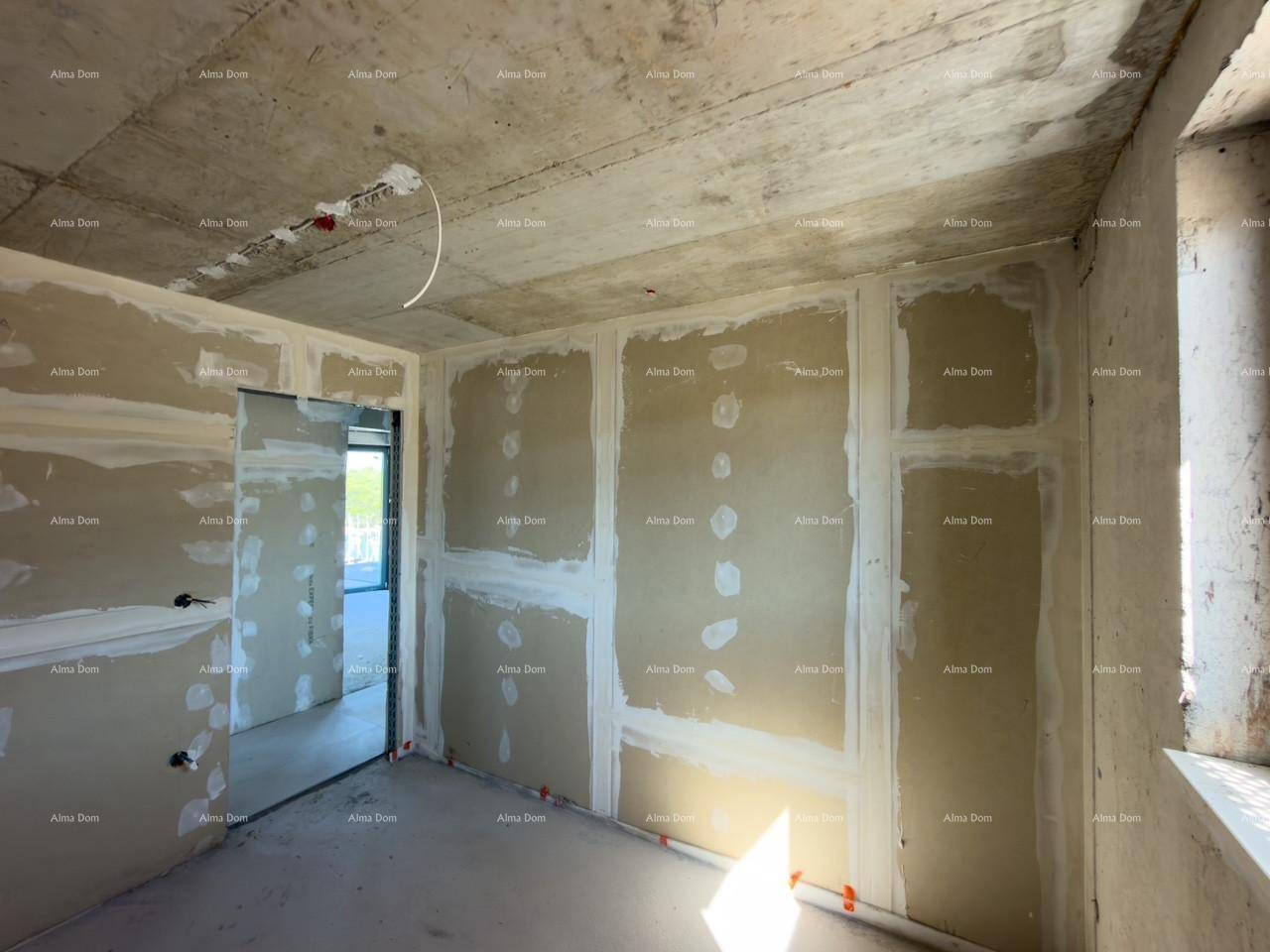 Unfertiger Raum mit Gipskartonwänden und Betonoberflächen, der auf den Innenausbau wartet.