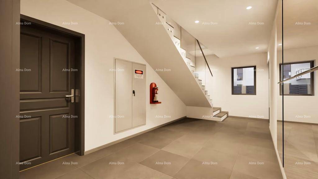 Heller Flur mit moderner Treppe, Glasgeländer und dunklen Eingangstüren, gut beleuchtet.