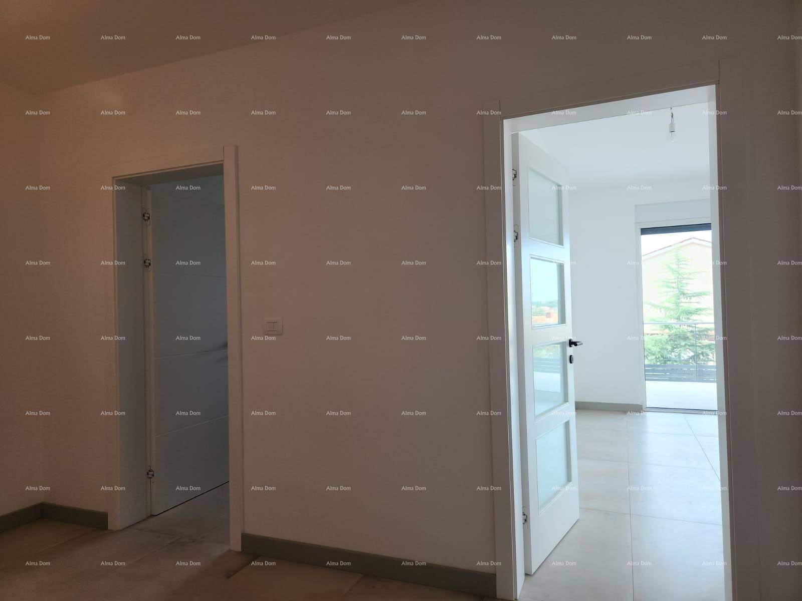 Heller Flur mit weißen Türen und Fliesenboden, der zu weiteren Räumen im Haus führt.